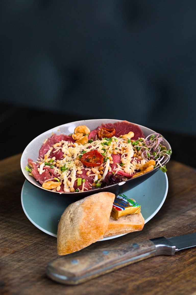 lunchsalade carpaccio bij restaurant NJOY Kampen, onderdeel van de lunchkaart