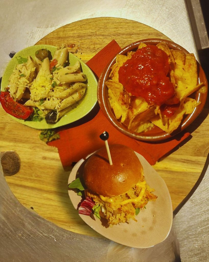 Drie smaakvolle tapasgerechtjes op houten plank bij NJOY Kampen, onderdeel van de Kamper Proeverij lunch