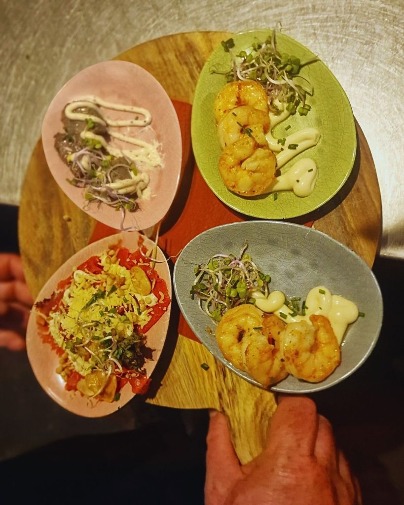 Vier tapasgerechtjes mooi gepresenteerd op kleurrijke bordjes bij NJOY Kampen, de Plantage Proeverij