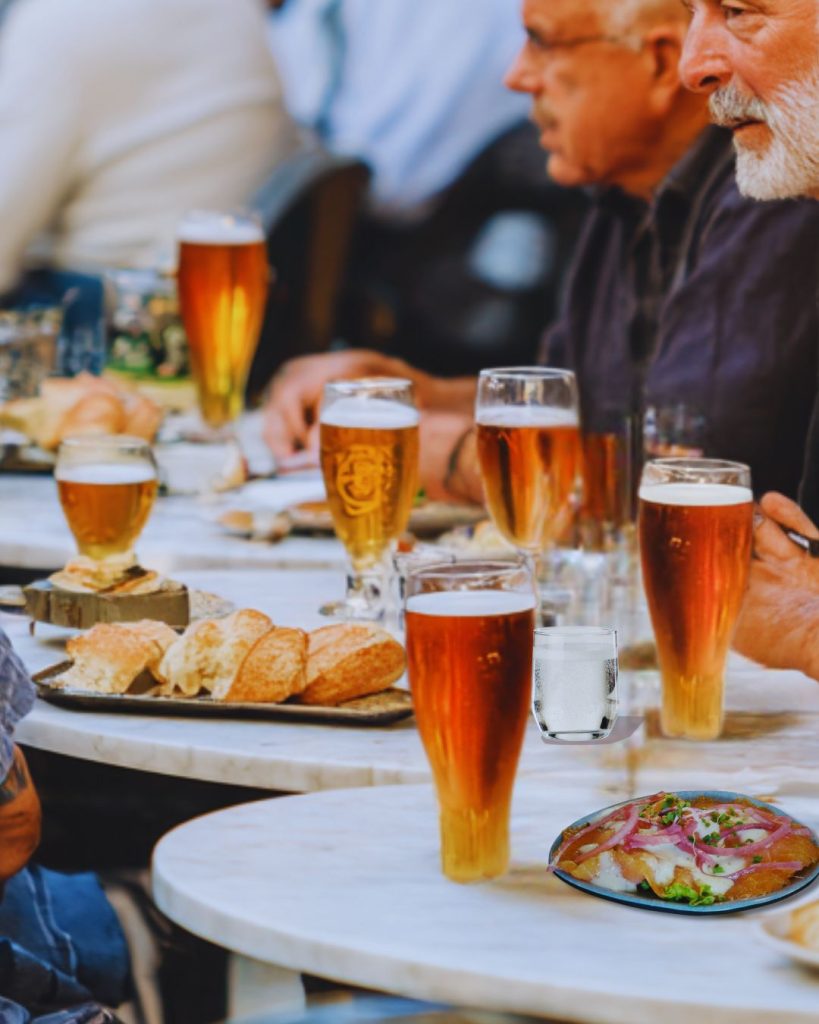 Groep vrienden met speciaalbier en hapjes tijdens High Beer in Kampen