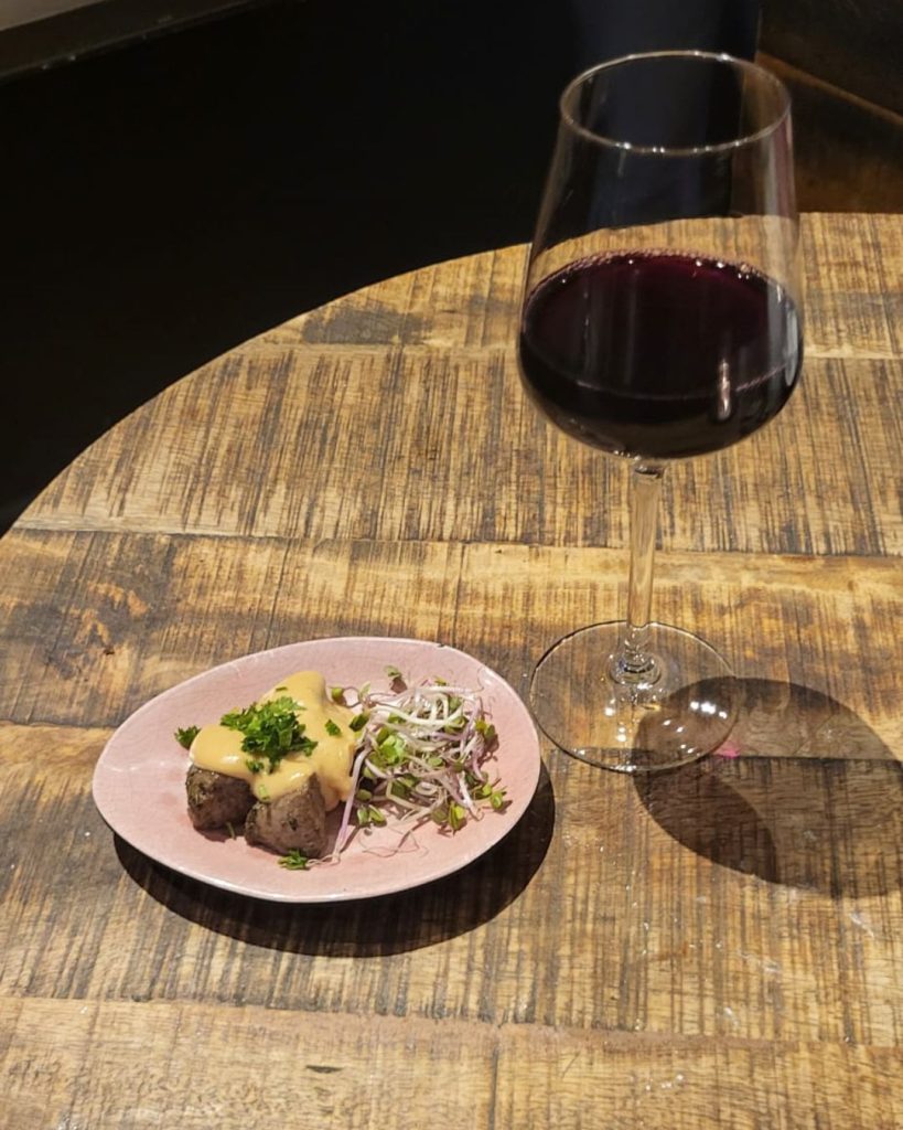 Glas wijn met tapasgerecht – High Wine bij NJOY Kampen
