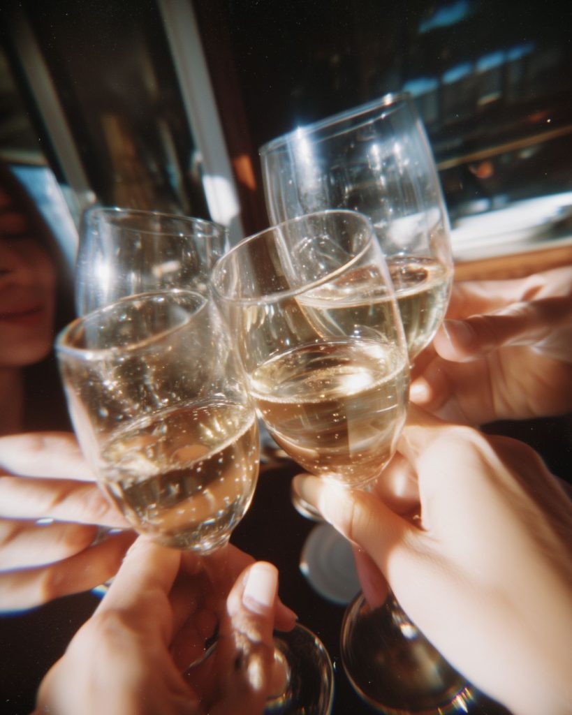 Vier vrouwen proosten met wijn tijdens de High Wine bij NJOY Kampen
