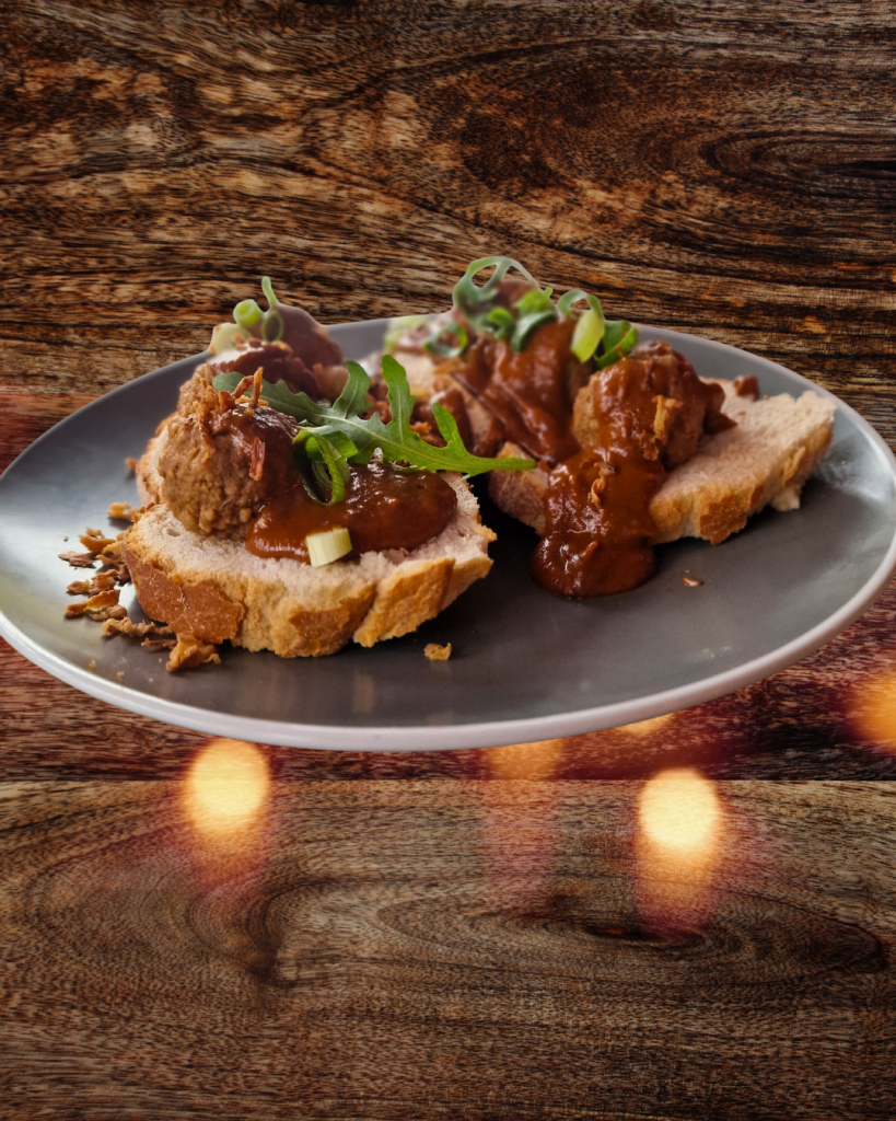 Broodje gehaktballetjes met huisgemaakte satésaus op wit brood bij NJOY Kampen, lunch van de maand januari 2026