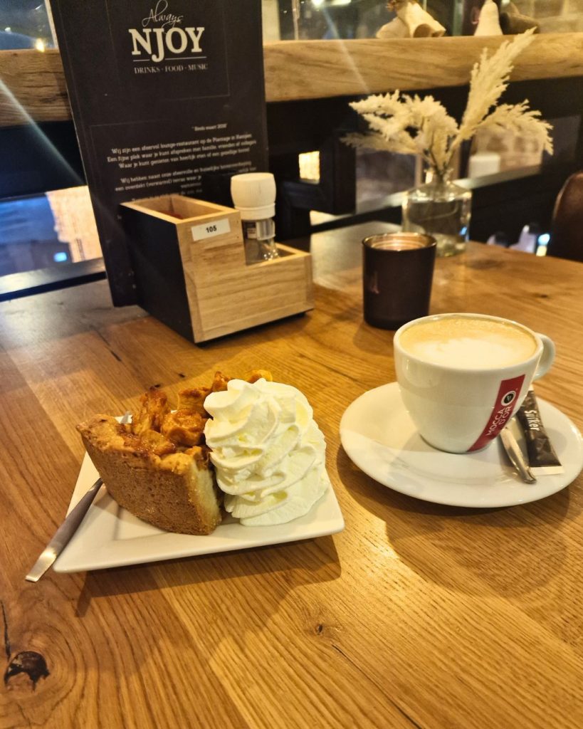 Appeltaart met slagroom en cappuccino bij restaurant NJOY Kampen, onderdeel van de januari-aanbieding