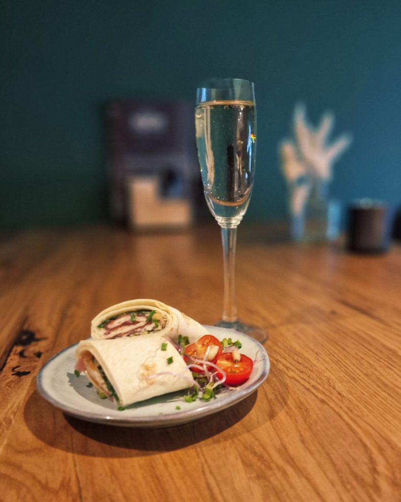 Prosecco met smaakvolle wrap tijdens de start van de High Wine bij NJOY Kampen