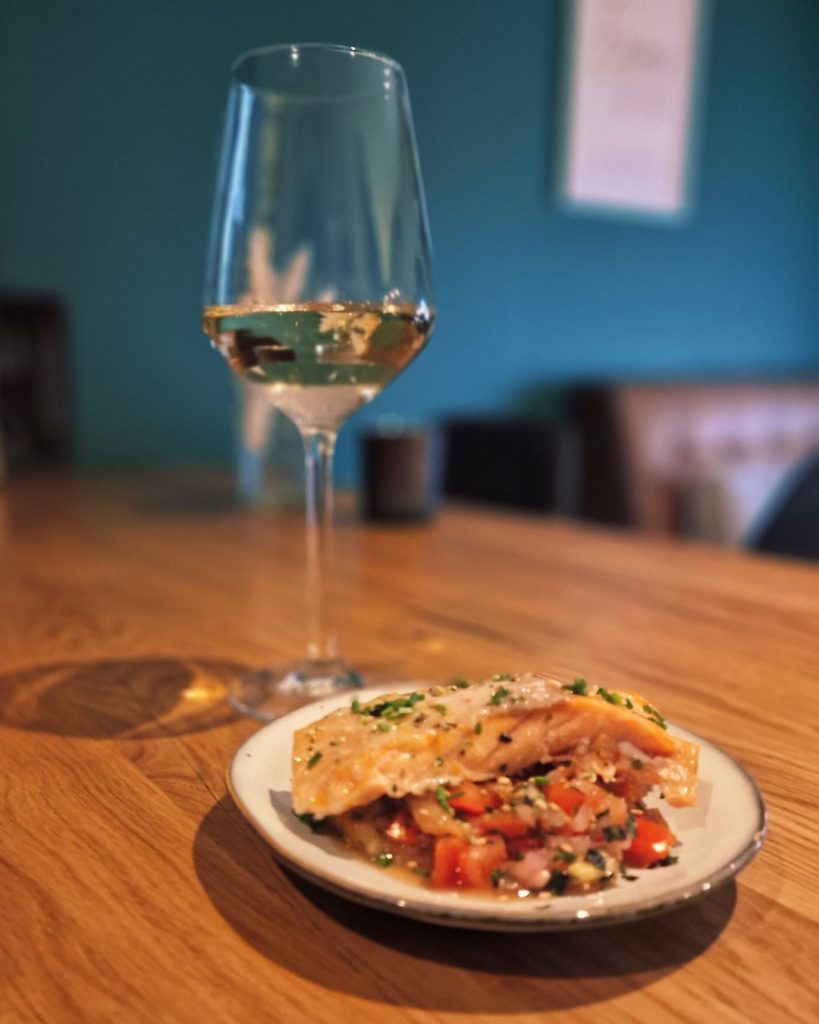 Glas witte wijn met zalm tapas tijdens de High Wine bij NJOY Kampen