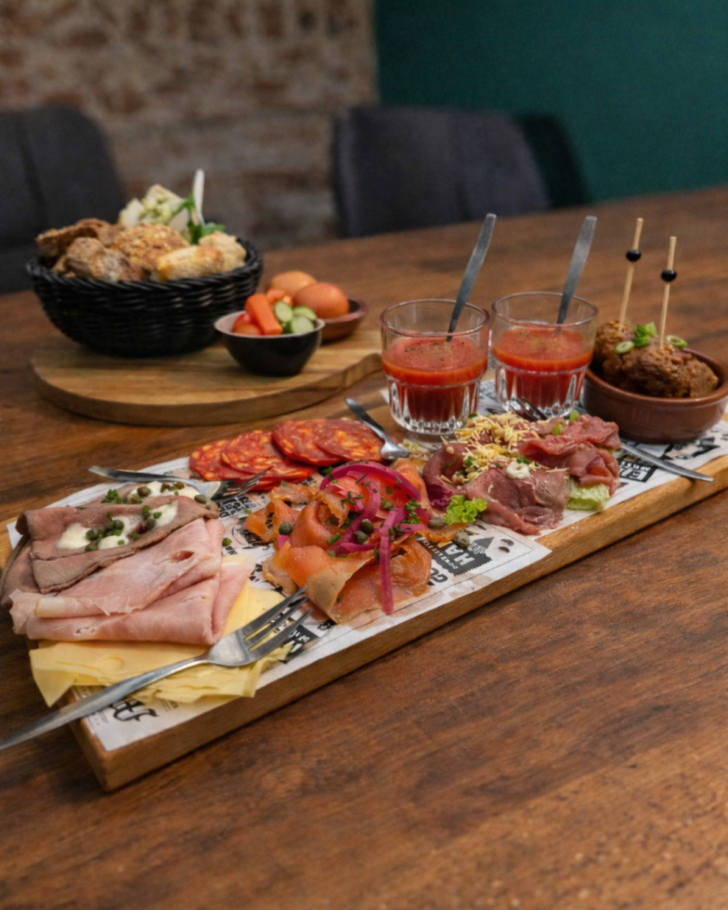 Rijkgevulde shared paaslunch plank bij restaurant NJOY Kampen tijdens 1e Paasdag met diverse lunchgerechtjes om te delen