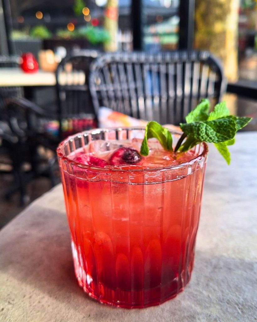 Cocktail van de maand bij NJOY Kampen – Strawberry Bianco Valentine met aardbei en lichte bubbels