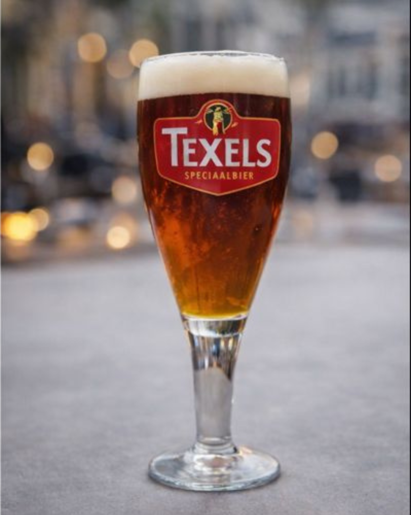 Bier van het moment bij NJOY Kampen: Texels Noorderwiend speciaalbier van de tap in glas op hoge poot