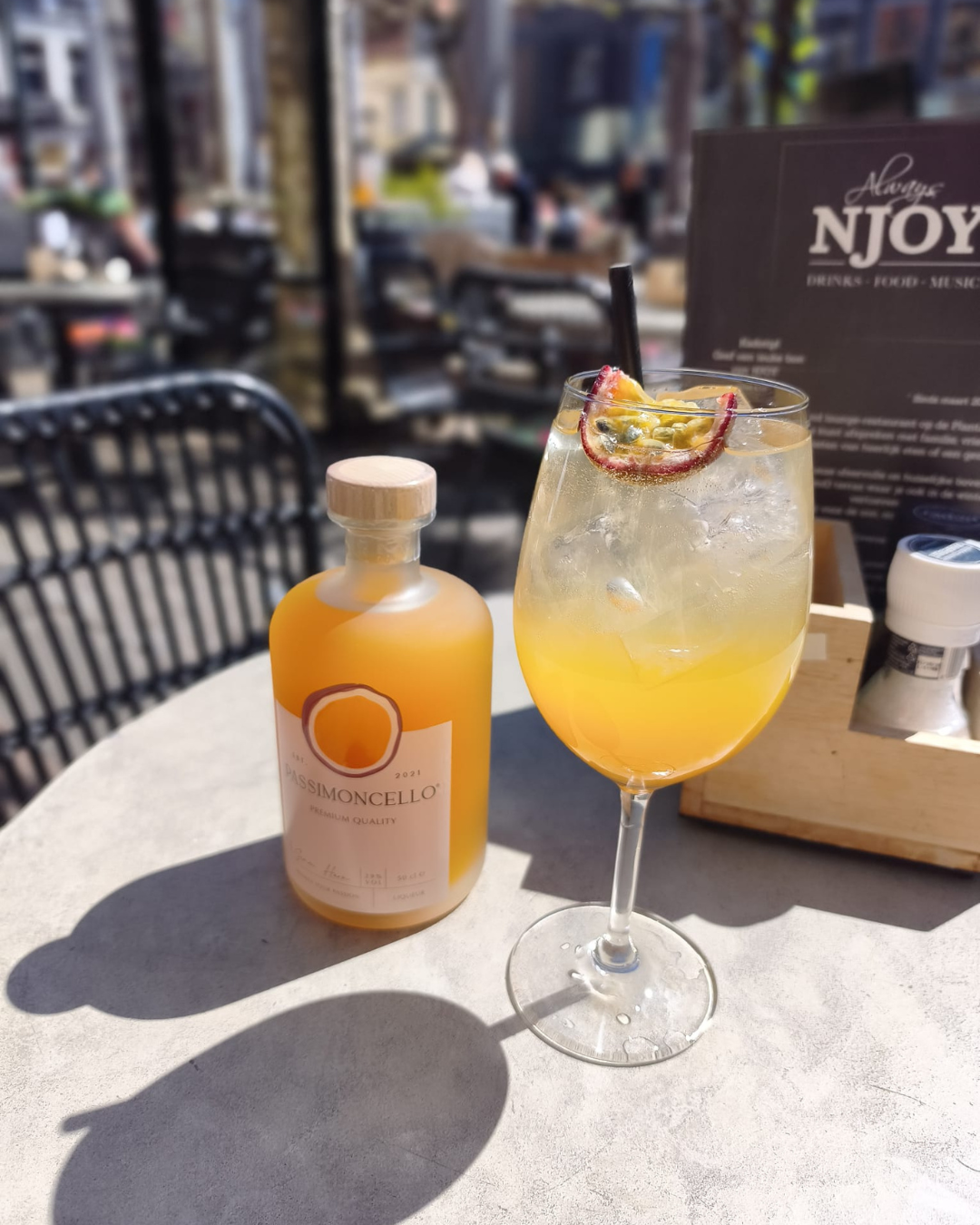 Passimoncello Spritz cocktail bij NJOY Kampen op het terras